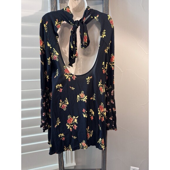 Free People Tate Tunic Bell Sleeve Black Floral Open Back Tie Neck Top Sz Small - Picture 2 of 6